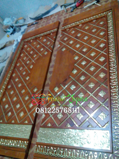 Pemasangan Ukiran Kuningan Pada Pintu Nabawi